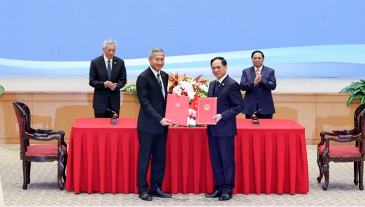 Vietnam and Singapore sign seven cooperation documents in Hanoi